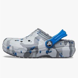 Light grey/camo children’s fleece lined crocs. Size: 6